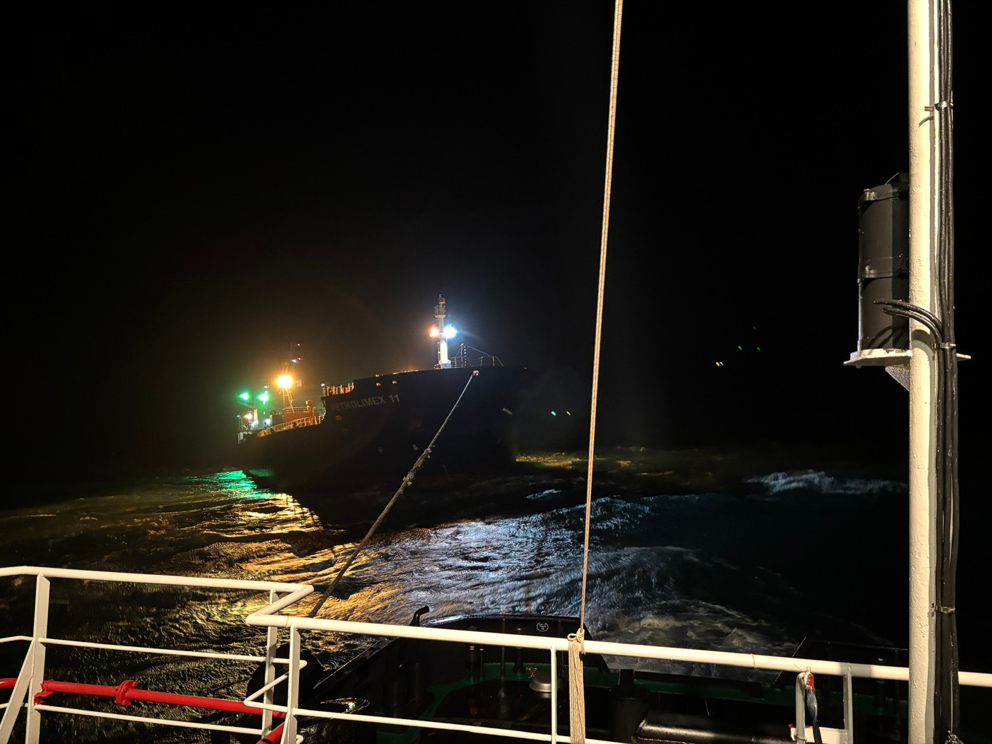 Tàu 991 nhanh chóng tiếp cận vị trí tàu Petrolimex 11 bị nạn ngay trong đêm. Ảnh: V.H