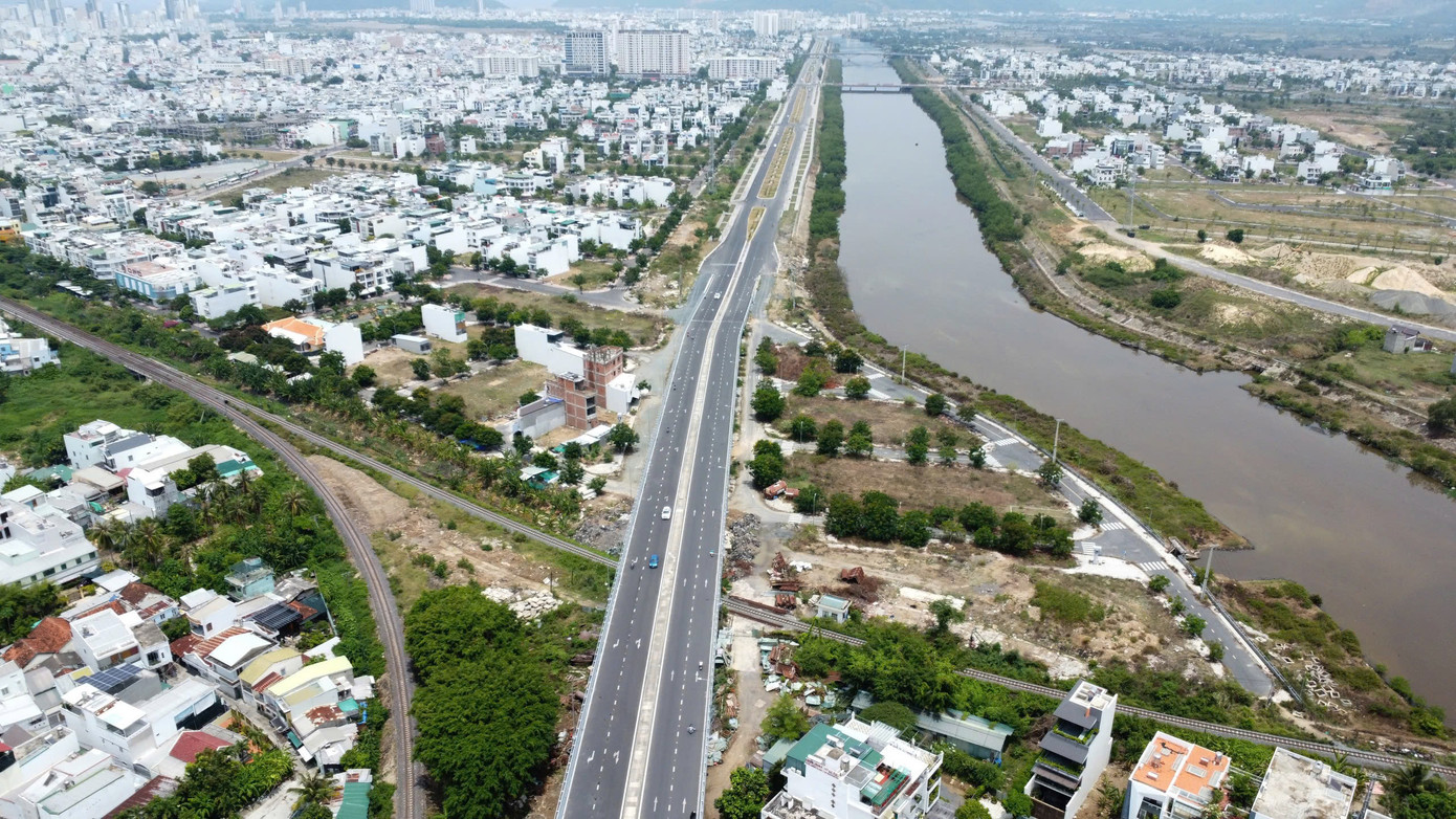 Dự án đường vành đai 2 kết nối nút giao thông Ngọc Hội có giá trị hơn 1.250 tỷ đồng chỉ mới hoàn thành thi công, đưa vào lưu thông nhánh phía Nam với chiều dài khoảng 5,8km.