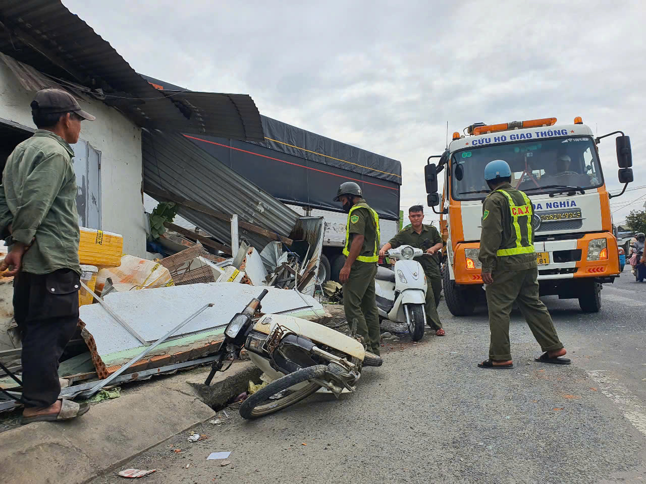 Vụ tai nạn làm đổ sập và hư hỏng xe ô tô của chủ nhà kho đang đỗ bên trong và 3 người bị thương. Ảnh:CACC