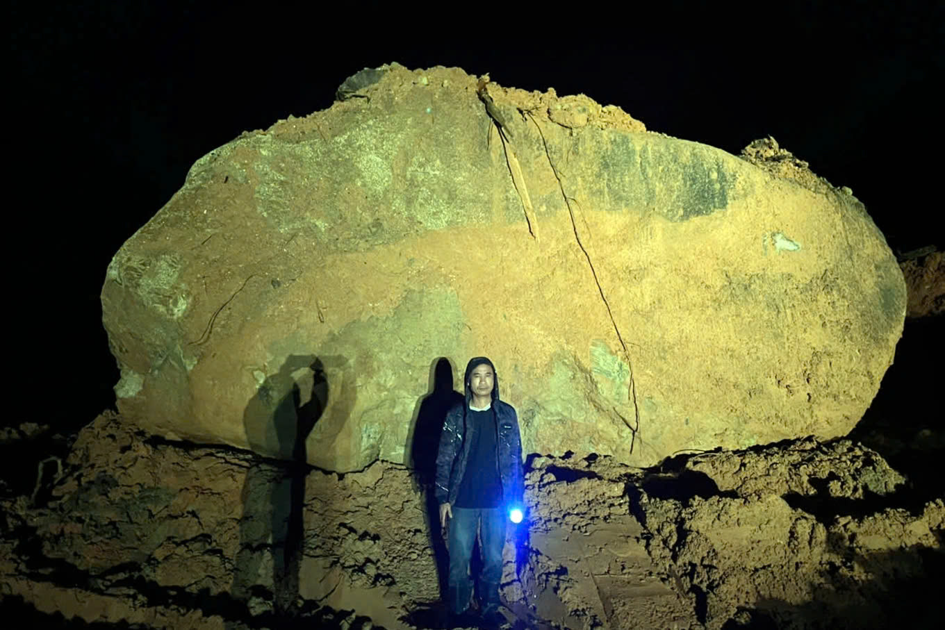 Khối đá nặng 100 tấn chắn ngang tuyến đường Nha Trang - Đà Lạt do sạt lở. Ảnh: Khánh Vĩnh Khối đá nặng 100 tấn chắn ngang tuyến đường Nha Trang - Đà Lạt do sạt lở. Ảnh: Khánh Vĩnh