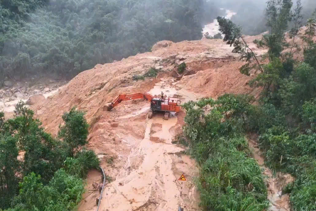 Nhiều máy móc được điều đến đèo Khánh Lê để xử lý các điểm sạt lở. Ảnh: Khánh Vĩnh Nhiều máy móc được điều đến đèo Khánh Lê để xử lý các điểm sạt lở. Ảnh: Khánh Vĩnh