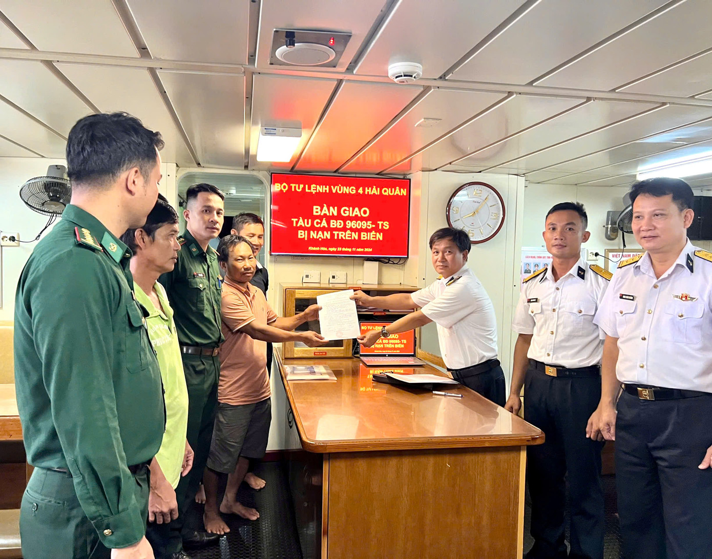 Đại diện Bộ Tư lệnh Vùng 4 Hải quân, tàu 467 bàn giao tàu cá BĐ 96095 TS cho gia đình và địa phương. Ảnh: N.N