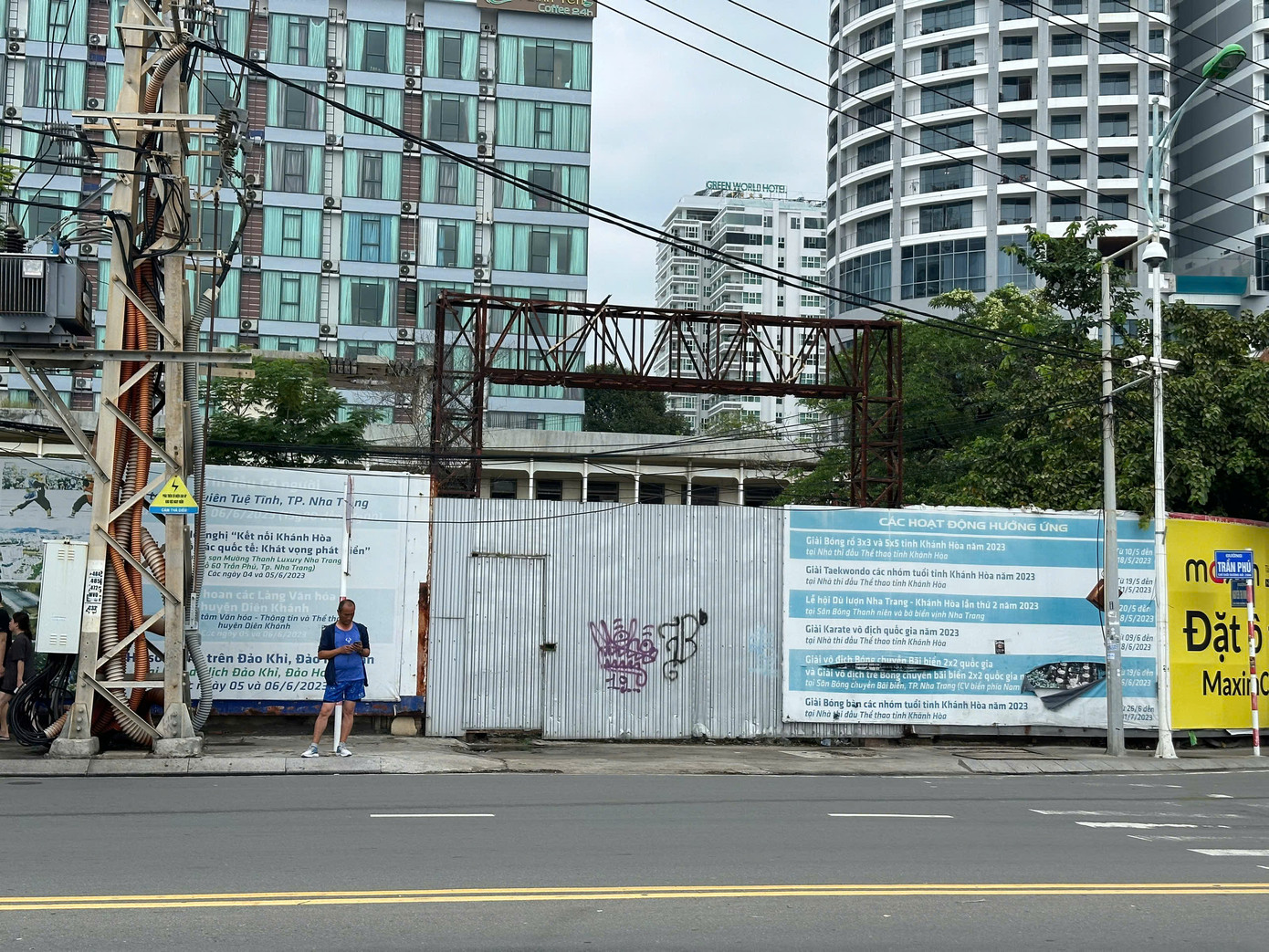 Bên ngoài khu đất gần 4000 m2 được quây tôn cao 3m. Nhiều năm trước nơi này được quảng bá sẽ là dự án khách sạn, căn hộ 5 sao nhưng sau 13 năm cũng chỉ là "dự án ma" . Bên ngoài khu đất gần 4000 m2 được quây tôn cao 3m. Nhiều năm trước nơi này được quảng bá sẽ là dự án khách sạn, căn hộ 5 sao nhưng sau 13 năm cũng chỉ là "dự án ma" .