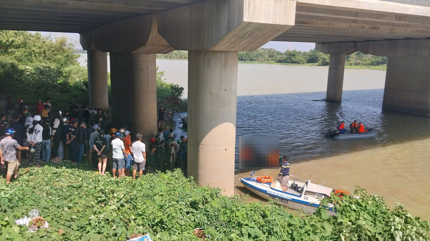 Thi thể của 2 thiếu nữ được tìm thấy trong tình trạng dính chặt vào nhau.