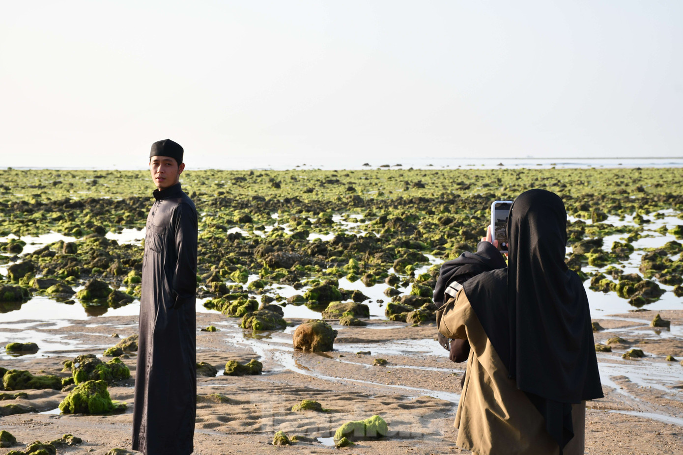 Nhiều bạn trẻ tranh thủ tạo dáng lúc bình minh để chụp lại những khoảnh khắc đẹp. Ghi lại hình ảnh đẹp ở bãi rêu xanh.