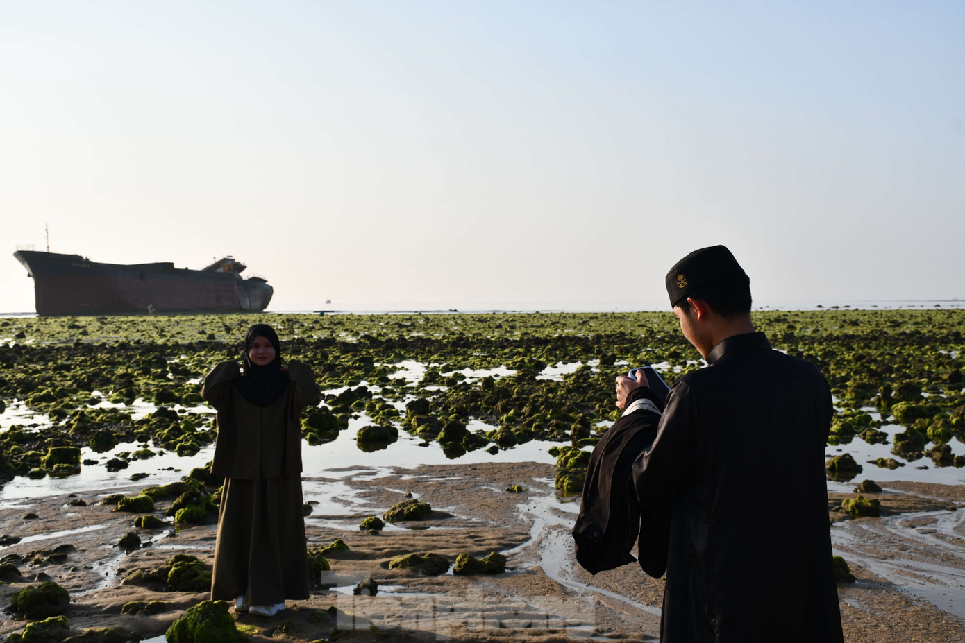 Thời điểm "check-in" lý tưởng nhất là lúc bình minh. Bãi rêu xanh ngút ngàn và thiên nhiên tuyệt đẹp khiến du khách không thể rời đi.