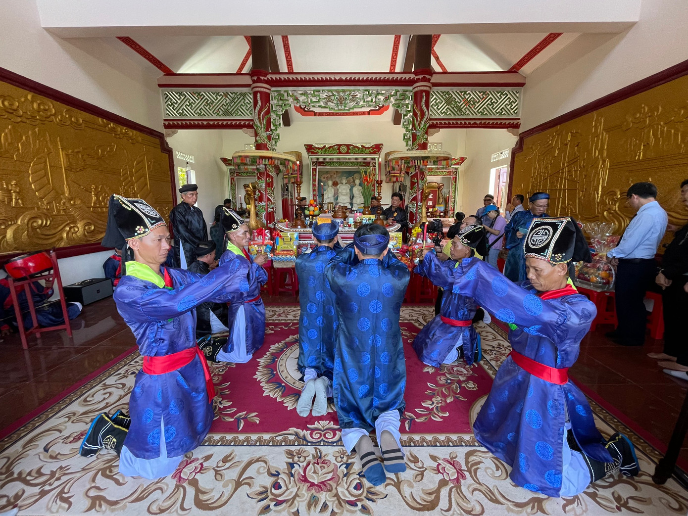 Ngày 10/5 Âm lịch hàng năm, người dân Khánh Hòa tổ chức lễ hội tại đảo yến Hòn Nội để tưởng nhớ công đức lớn lao của các vị tiền nhân đã sáng lập, phát triển ngành nghề yến sào.