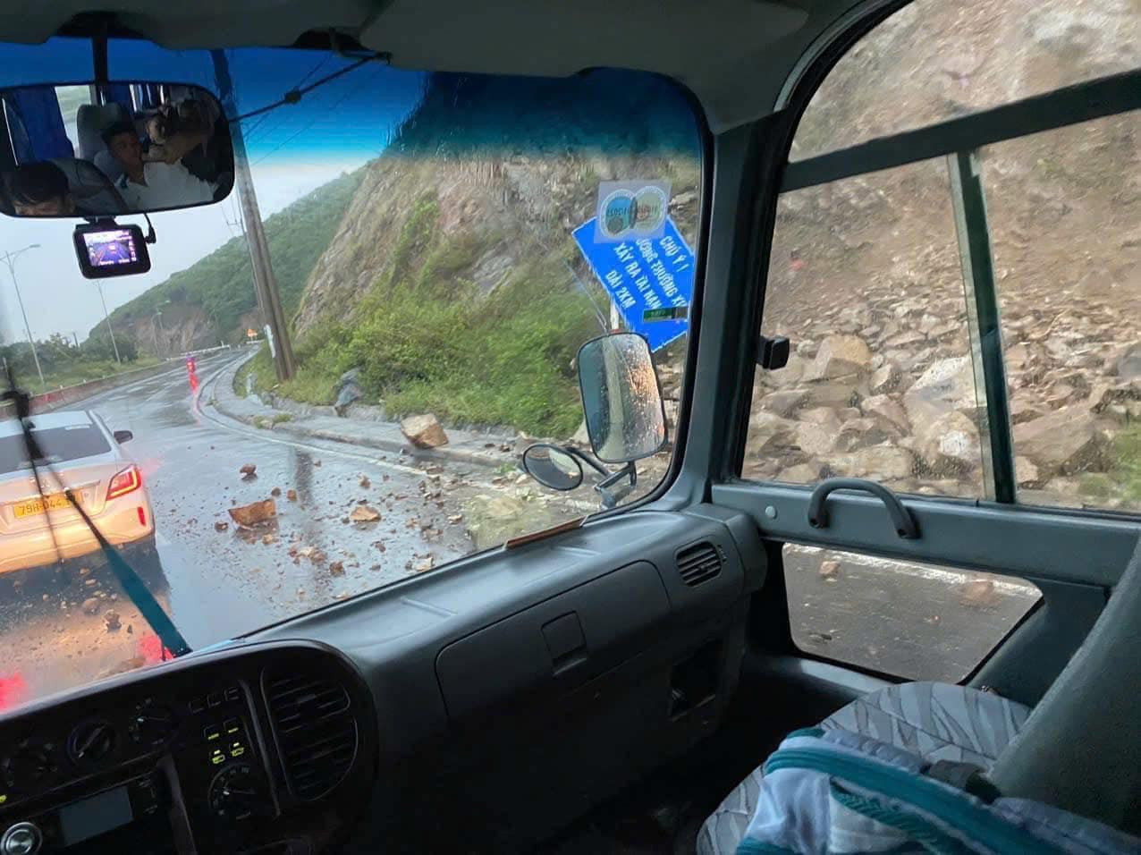 Đất đá rơi xuống đường nguy hiểm rất dễ gây thiệt hại về người và của. Ảnh: V.T.