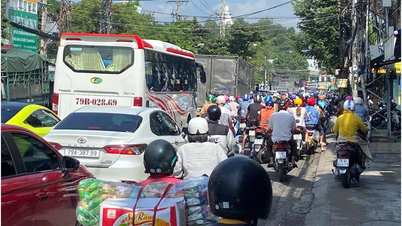 Các tuyến đường vào trung tâm TP. Nha Trang thường xuyên kẹt xe vào giờ cao điểm.