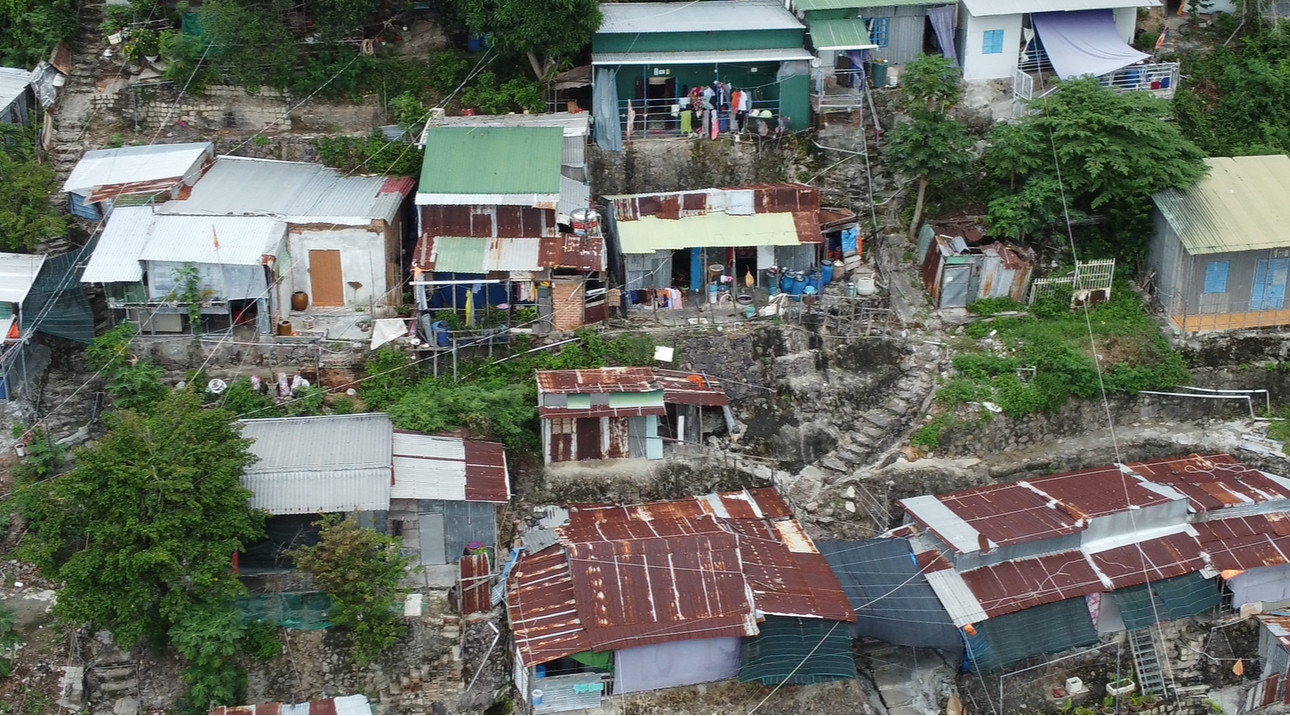 Nhiều căn nhà tạm bợ bên vách núi ở Vĩnh Trường tiềm ẩn nhiều nguy hiểm sạt lở khi mưa lớn.