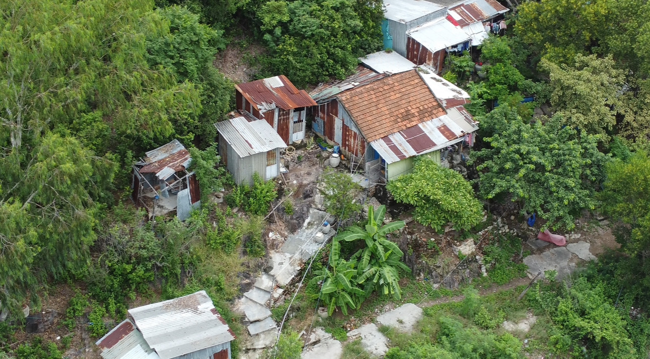 Những căn nhà tạm bợ bằng tôn đã gỉ sét theo năm tháng của một hộ dân sống trên "xóm Núi".