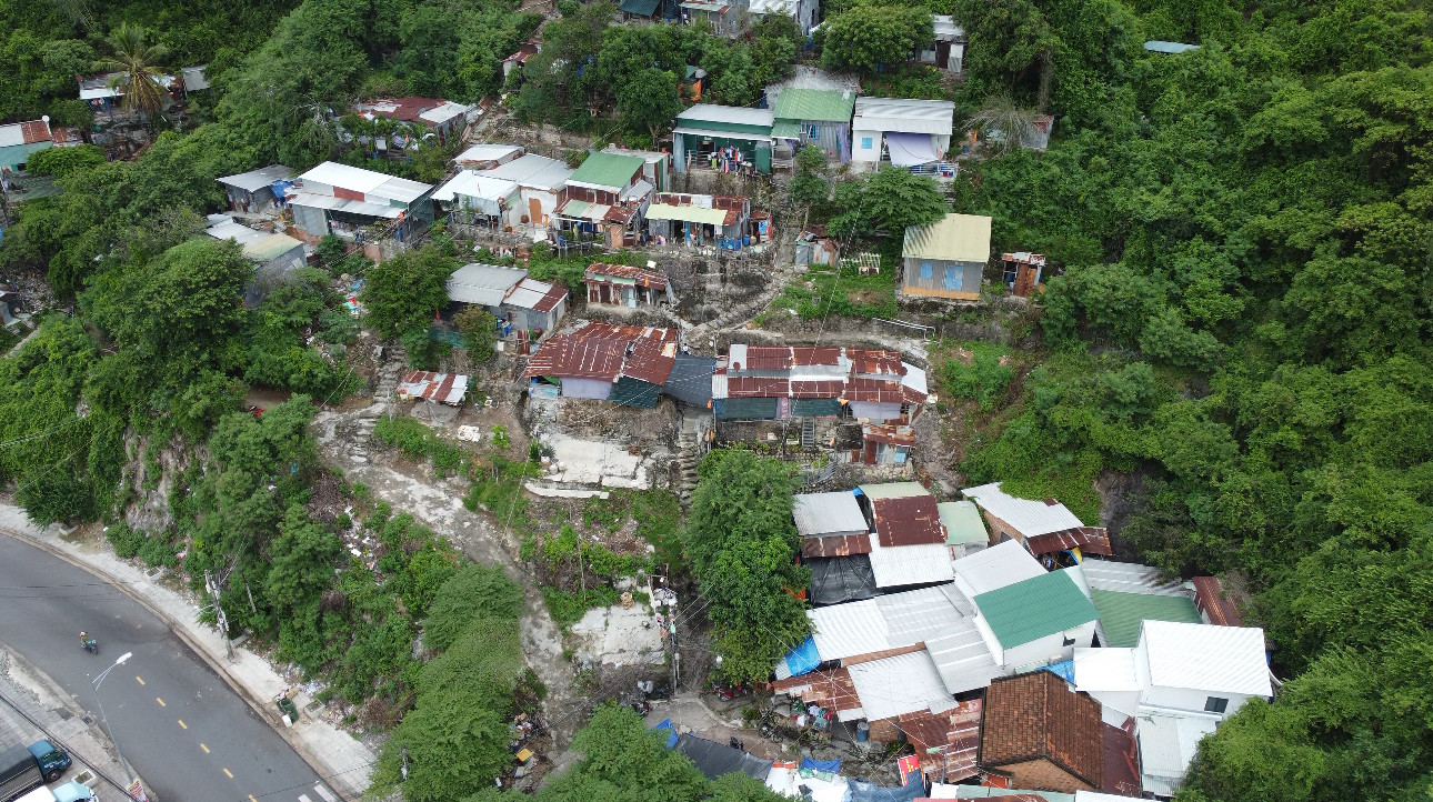 Những ngôi nhà cheo leo ở "xóm Núi", phường Vĩnh Trường, TP Nha Trang.