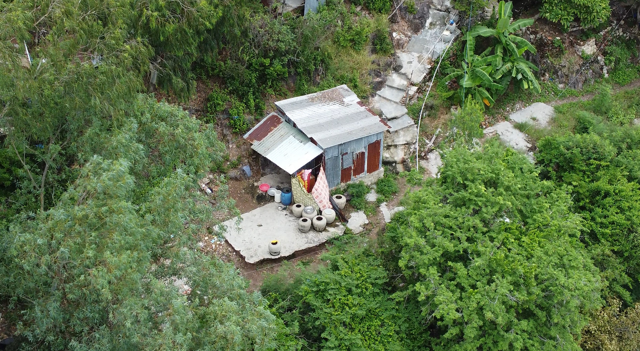 Do ở vị trí cao việc nguồn nước sinh hoạt cũng hạn hẹp với người dân "xóm Núi". Việc đựng nước bằng chum và can rất dễ tích trữ mầm bệnh.