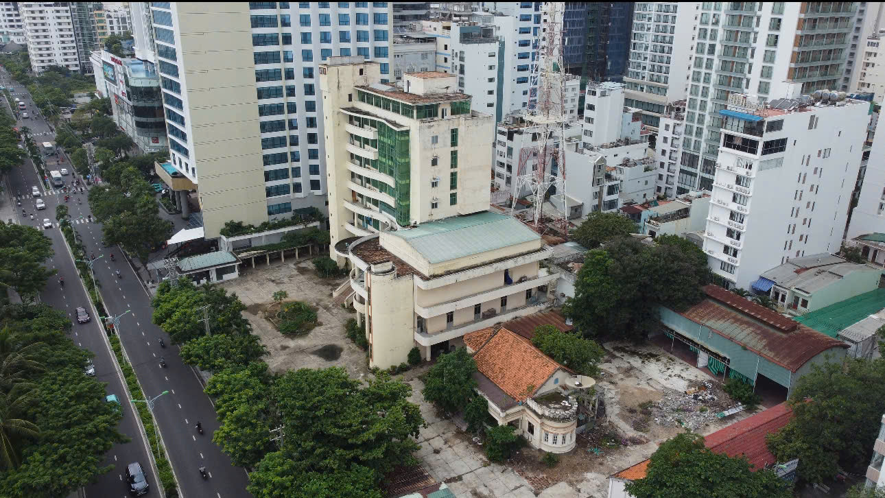 Cũng nằm mặt tiền đường biển là trụ sở cũ của Đài phát thanh và truyền hình tỉnh Khánh Hòa ở số 70 Trần Phú. Khu đất này cũng ở trong tình trạng bỏ không nhiều năm nay. Cũng nằm mặt tiền đường biển là trụ sở cũ của Đài phát thanh và truyền hình tỉnh Khánh Hòa ở số 70 Trần Phú. Khu đất này cũng ở trong tình trạng bỏ không nhiều năm nay.