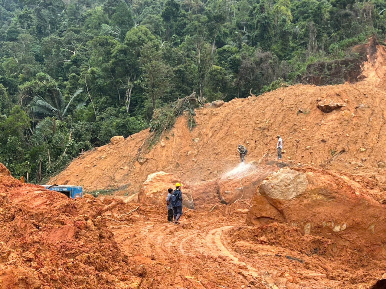 Tiếp tục phát hiện hai khối đá gây khó khăn khi khắc phục sạt lở tại đèo Khánh Lê. Ảnh: B.K