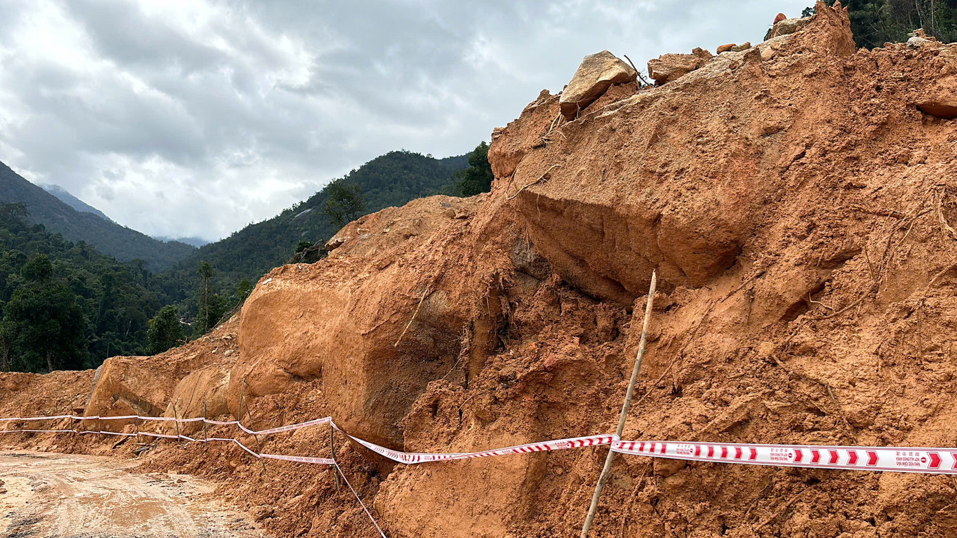 Một vài điểm trên đoạn Quốc lộ 27C đi qua đèo Khánh Lê có nguy cơ sạt lở rất cao. Một vài điểm trên đoạn Quốc lộ 27C đi qua đèo Khánh Lê có nguy cơ sạt lở rất cao.