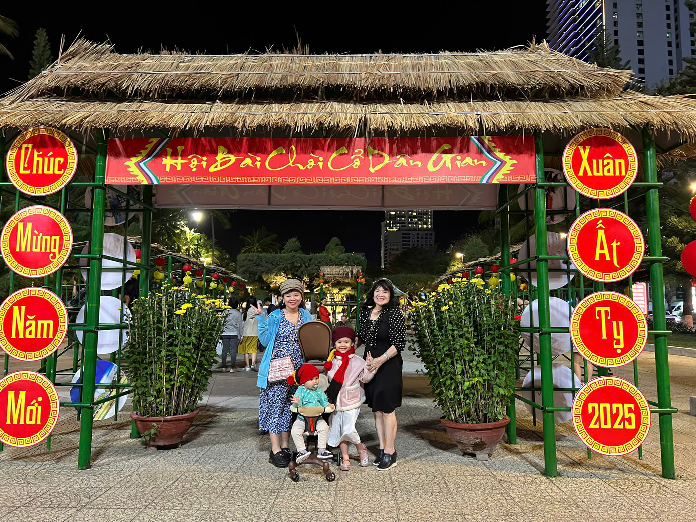 Không khí vui tươi của du khách trước thời khắc chuyển giao năm mới tại TP Nha Trang. Không khí vui tươi của du khách trước thời khắc chuyển giao năm mới tại TP Nha Trang.