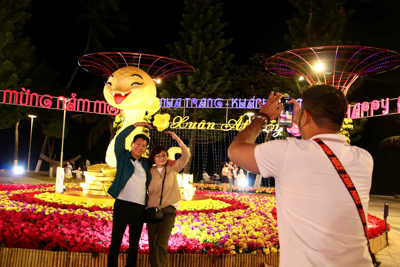 Du khách nước ngoài thích thú check-in với "Bé Na" ở khu vực Tháp Trầm Hương. Du khách nước ngoài thích thú check-in với "Bé Na" ở khu vực Tháp Trầm Hương.