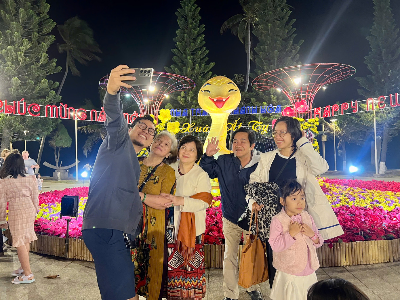 Khoảnh khắc quây quần của cả gia đình trong thời khắc năm cũ sắp qua. Khoảnh khắc quây quần của cả gia đình trong thời khắc năm cũ sắp qua.