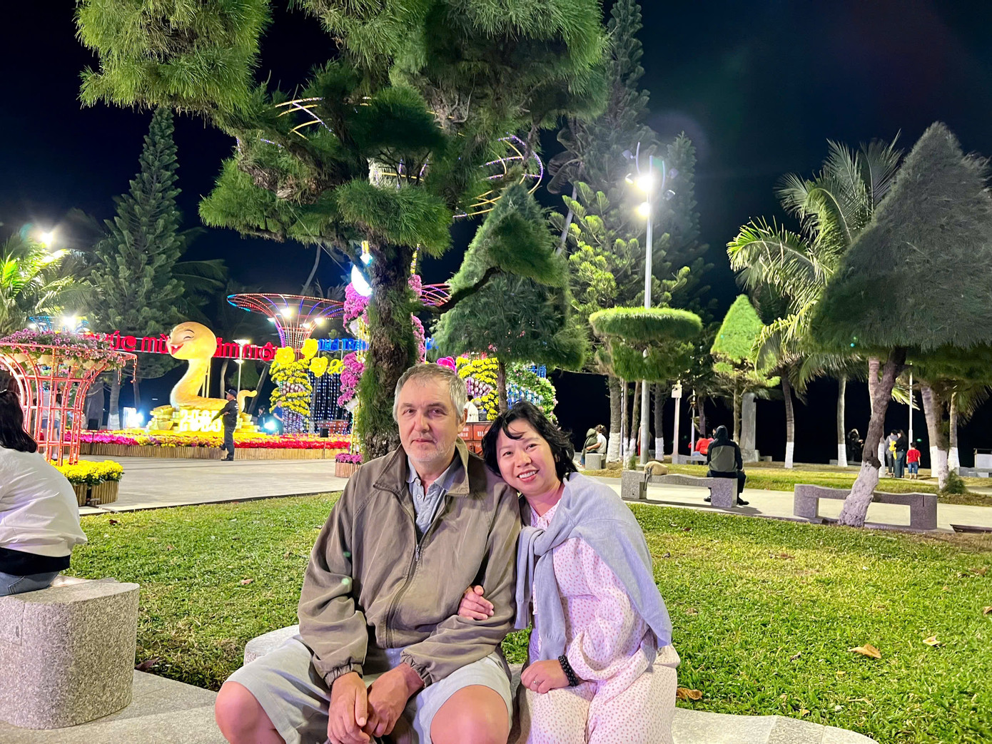 "Tết là thời điểm tôi và gia đình dành để du lịch, nghỉ ngơi sau một năm làm việc vất vả. Mình chọn Nha Trang vì ở đây biển rất đẹp, ẩm thực đa dạng cho cả người nước ngoài như chồng tôi và cả tôi. Tôi đang rất háo hức chờ đón màn pháo hoa đón giao thừa, mong chờ một năm mới tốt đẹp hơn", chị Văn Mỹ Chi - du khách từ TP HCM, bày tỏ. "Tết là thời điểm tôi và gia đình dành để du lịch, nghỉ ngơi sau một năm làm việc vất vả. Mình chọn Nha Trang vì ở đây biển rất đẹp, ẩm thực đa dạng cho cả người nước ngoài như chồng tôi và cả tôi. Tôi đang rất háo hức chờ đón màn pháo hoa đón giao thừa, mong chờ một năm mới tốt đẹp hơn", chị Văn Mỹ Chi - du khách từ TP HCM, bày tỏ.