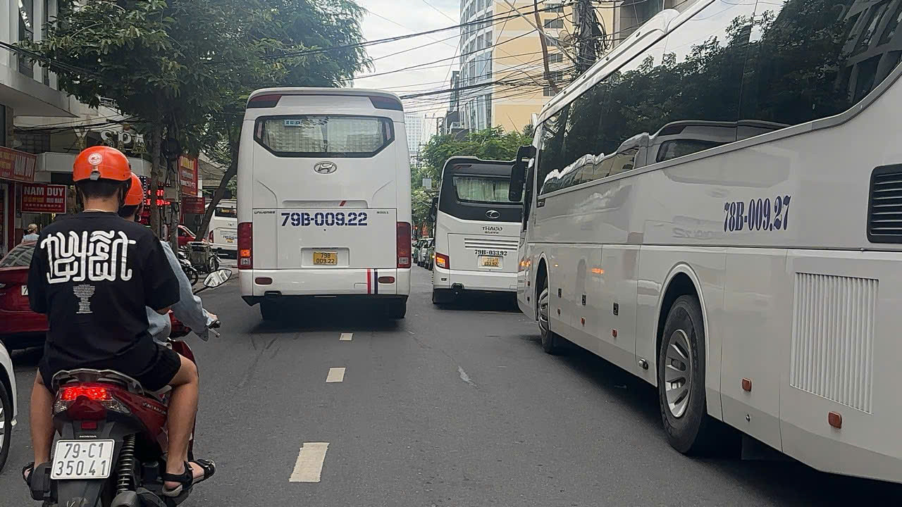 Xe du lịch nối đuôi nhau ở trung tâm Nha Trang giờ cao điểm rất dễ gây ách tắc giao thông. Xe du lịch nối đuôi nhau ở trung tâm Nha Trang giờ cao điểm rất dễ gây ách tắc giao thông.