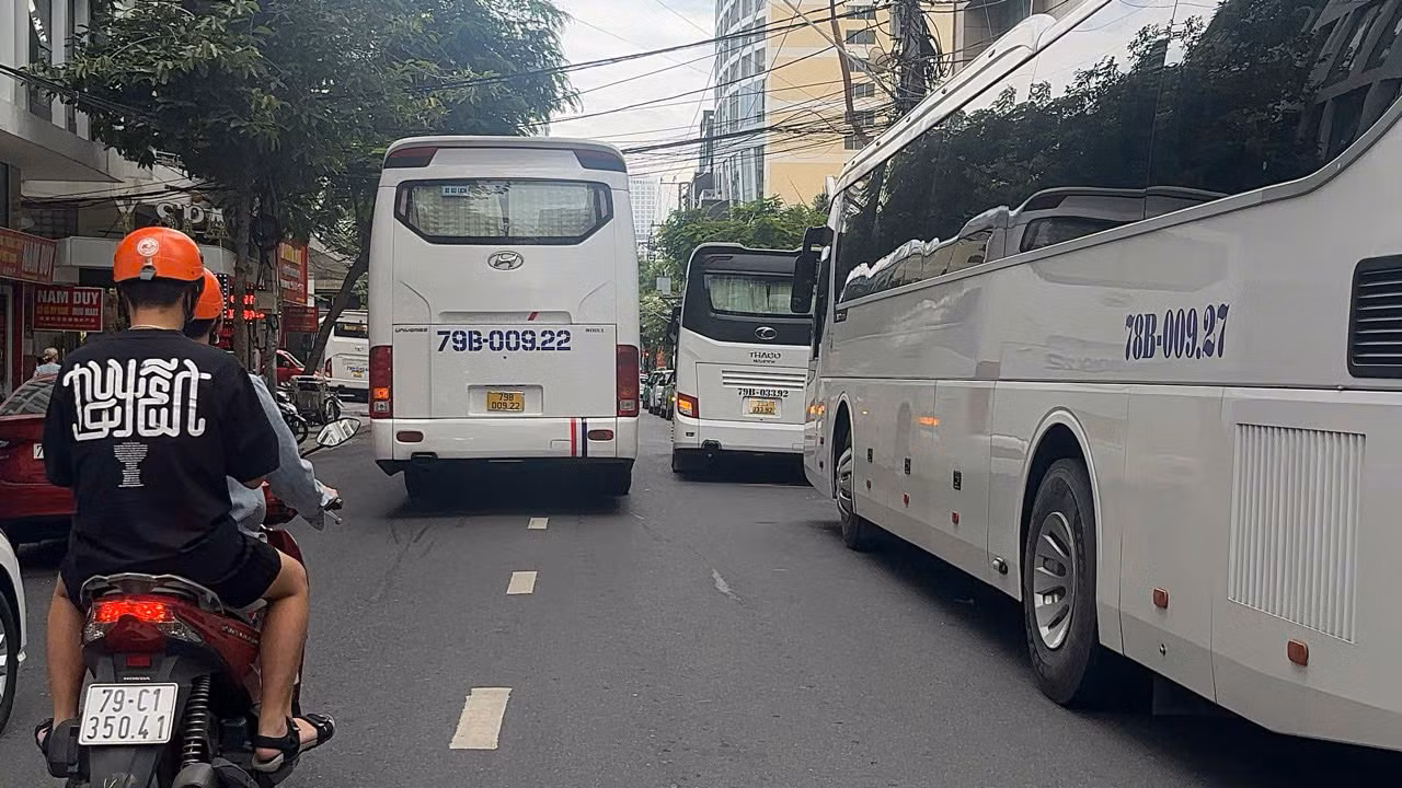Xe du lịch nối đuôi nhau ở trung tâm Nha Trang giờ cao điểm rất dễ gây ách tắc giao thông.