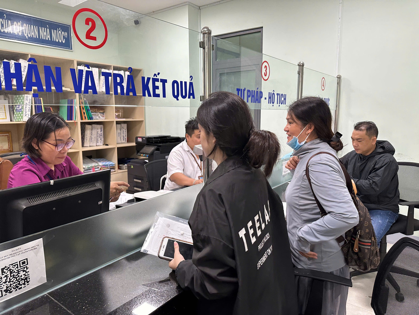 Người dân phường Vạn Thạnh làm thủ tục thay đổi giấy tờ cá nhân sau khi sáp nhập.