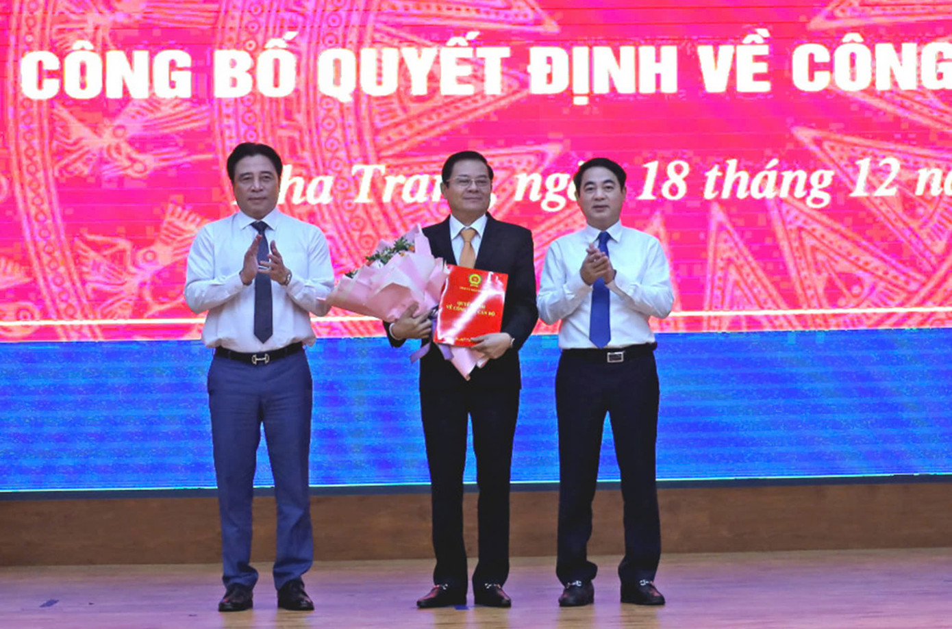 Ông Trần Mạnh Dũng (giữa) làm Bí thư Thành ủy Nha Trang, nhiệm kỳ 2020 - 2025. Ông Trần Mạnh Dũng (giữa) làm Bí thư Thành ủy Nha Trang, nhiệm kỳ 2020 - 2025.