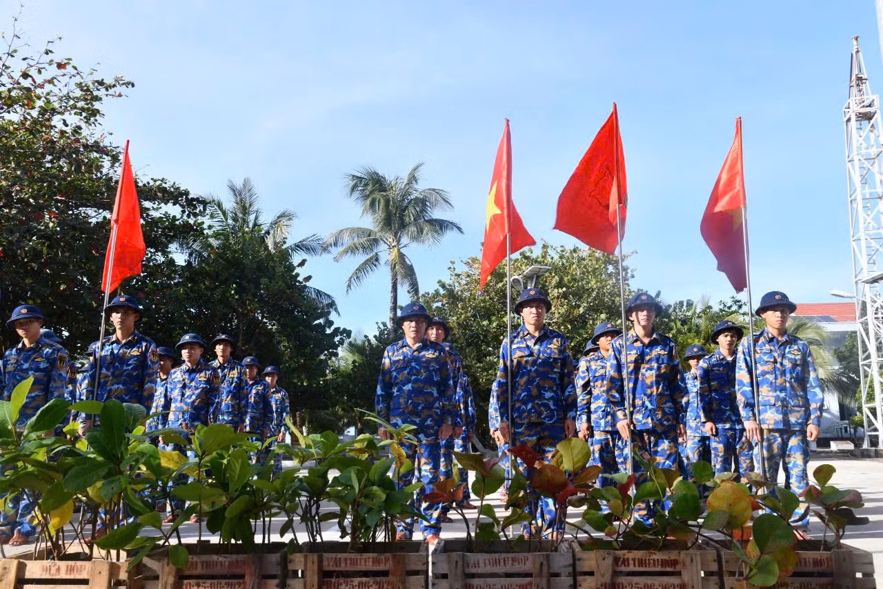 Lễ phát động “Tết trồng cây đời đời nhớ ơn Bác Hồ” Xuân Ất Tỵ 2025 và chương trình “Xanh hóa Trường Sa” tại Vùng 4 Hải Quân. Ảnh: Văn Duy.