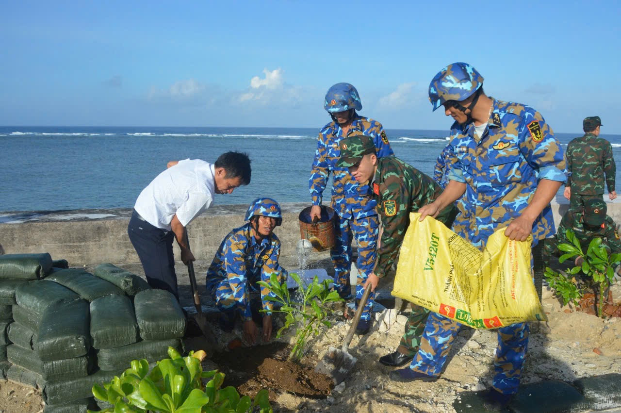 Cán bộ, chiến sĩ, nhân dân trên các đảo tham gia trồng và chăm sóc được hơn 10.000 cây xanh. Ảnh: Ngọc Ánh. Cán bộ, chiến sĩ, nhân dân trên các đảo tham gia trồng và chăm sóc được hơn 10.000 cây xanh. Ảnh: Ngọc Ánh.