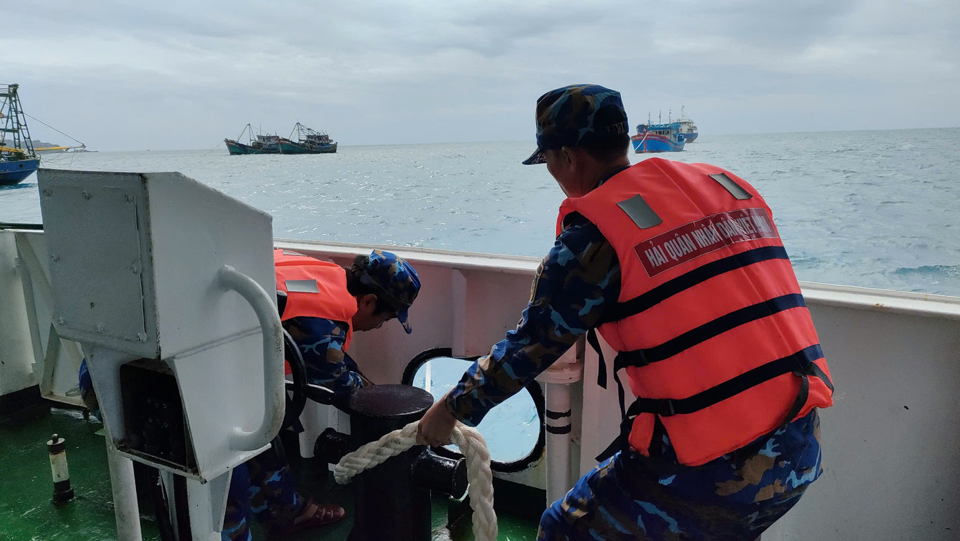 Tàu 417 lai kéo tàu cá gặp nạn. Ảnh: N.N.