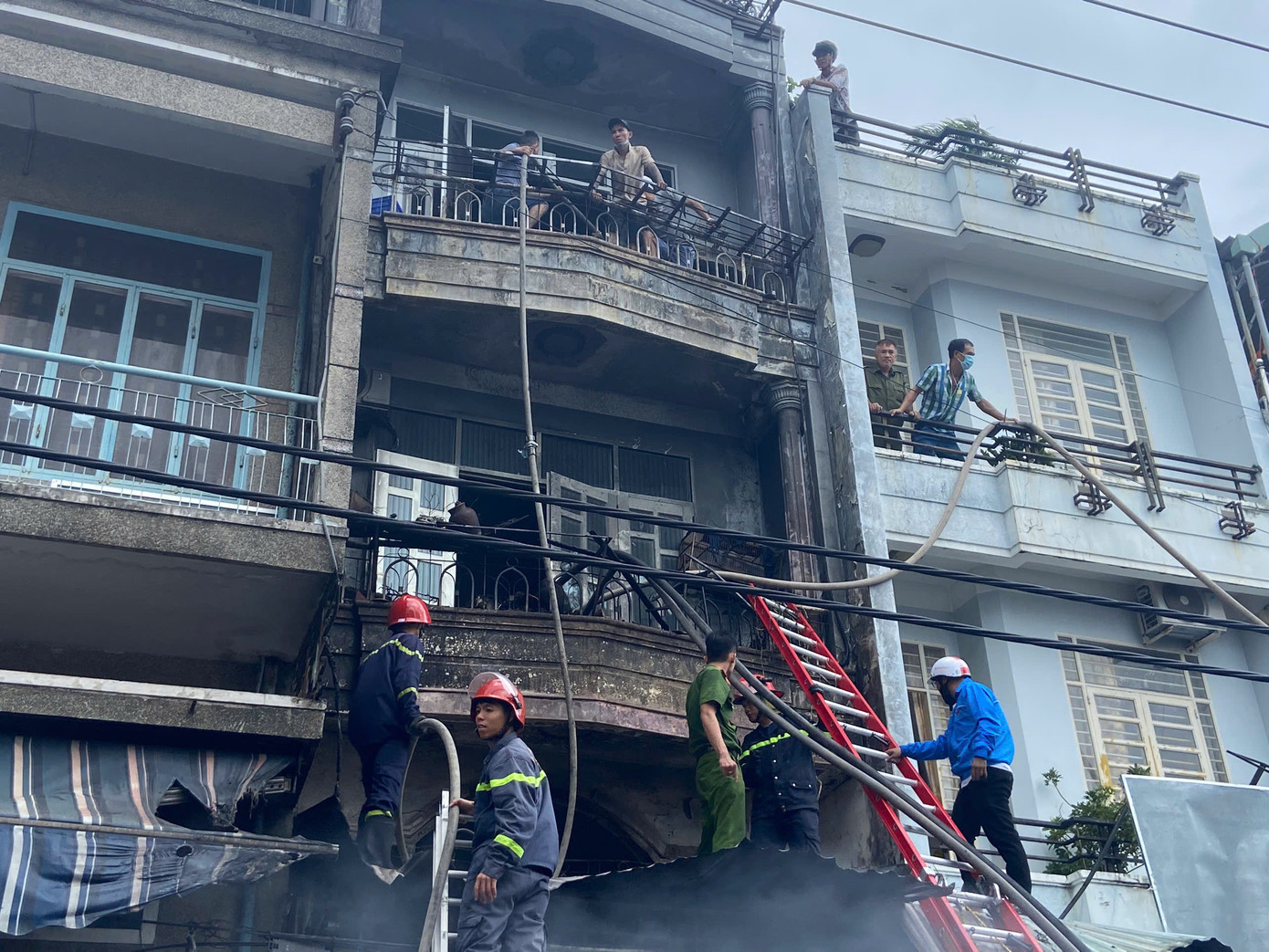 Nhận tin báo, lực lượng Cảnh sát PCCC và CNCH Công an tỉnh Khánh Hòa đã huy động 4 xe chữa cháy cùng hàng chục cán bộ chiến sĩ đến hiện trường, phối hợp cùng lực lượng địa phương khẩn trương dập lửa.