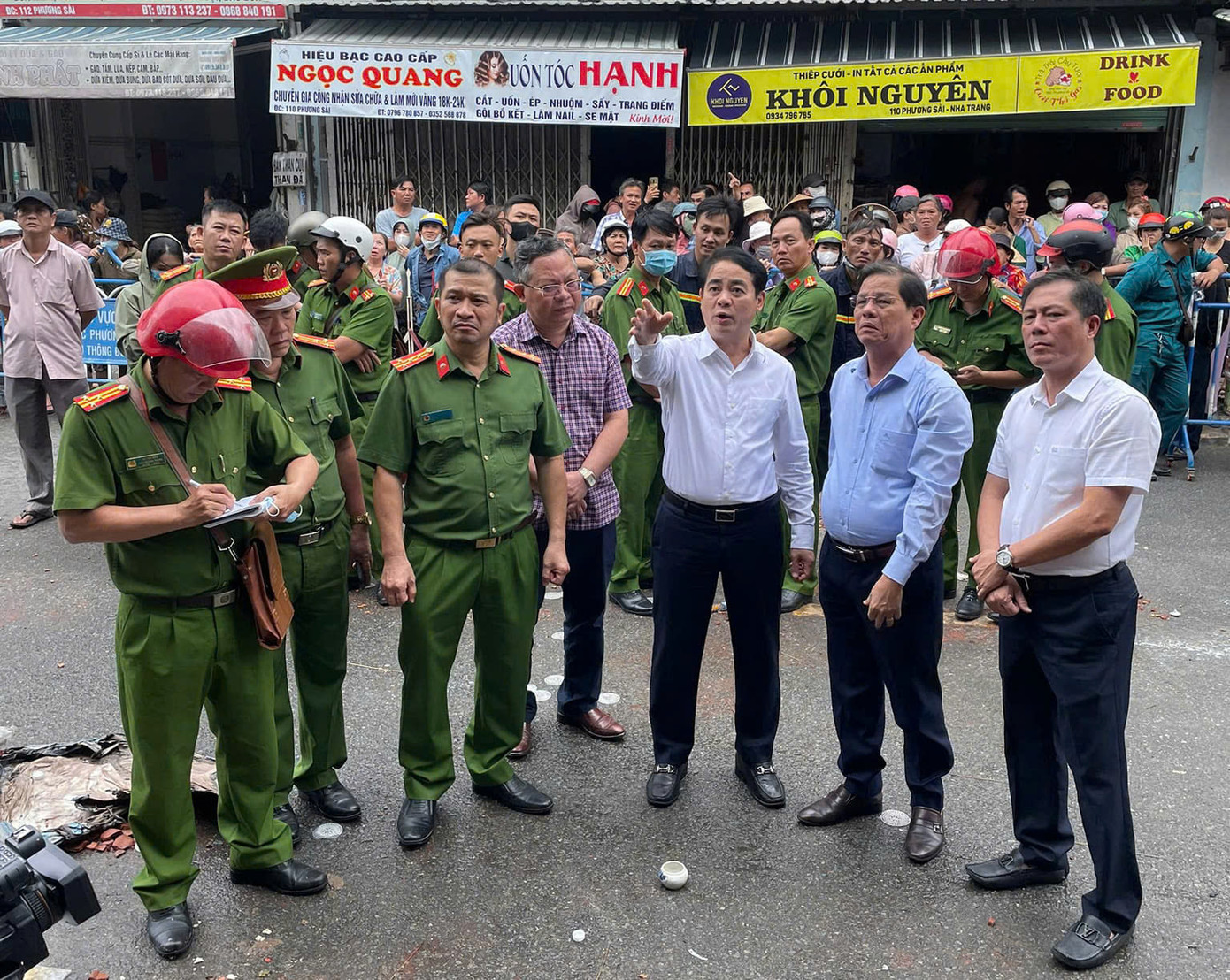 Ông Nghiêm Xuân Thành - Bí thư Tỉnh ủy Khánh Hòa (thứ ba từ bên phải qua), yêu cầu điều tra nguyên nhân vụ cháy.