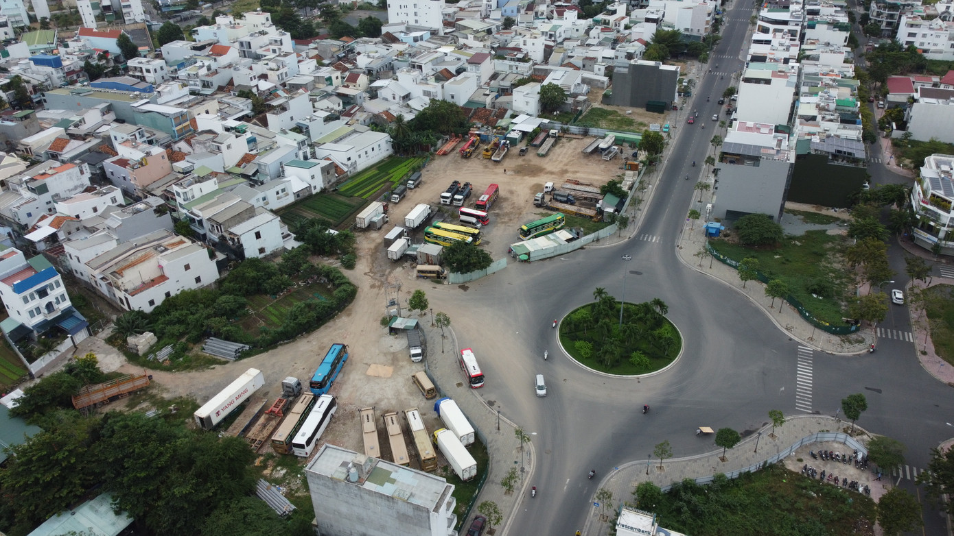 Bãi giữ xe, hoạt động thêm bến xe trái phép tại vòng xoay Thích Quảng Đức. Bãi giữ xe, hoạt động thêm bến xe trái phép tại vòng xoay Thích Quảng Đức.