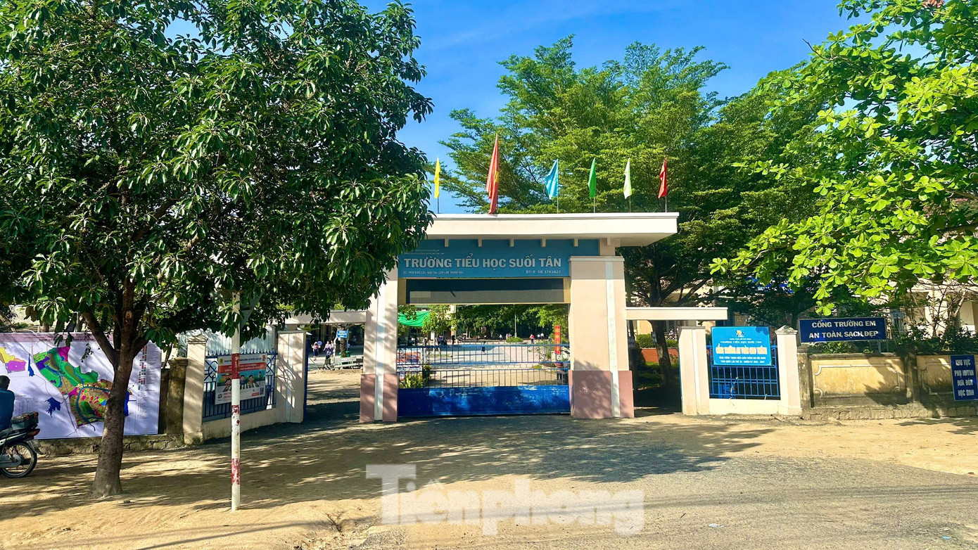 Trường Tiểu học Suối Tân - nơi xảy ra vụ lùm xùm. Trường Tiểu học Suối Tân - nơi xảy ra vụ lùm xùm.