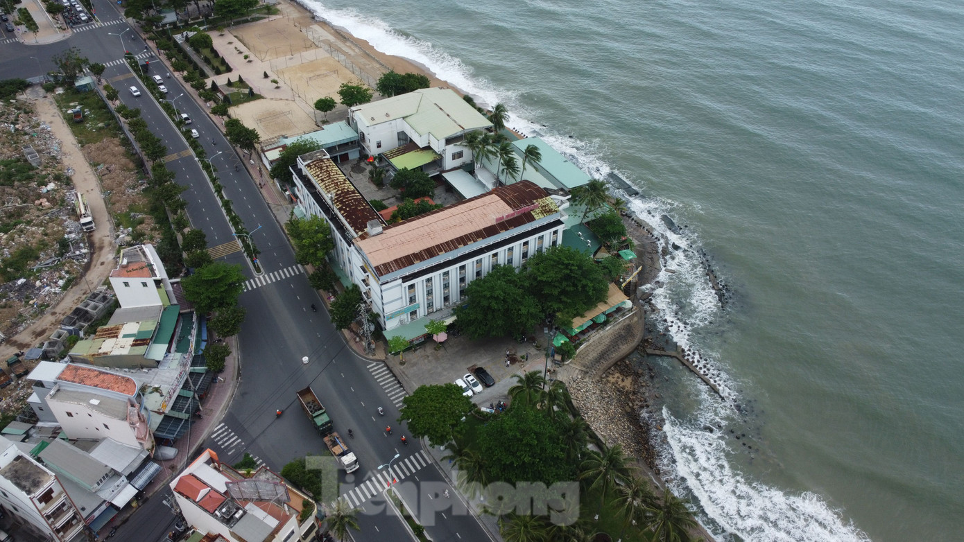 Nhà khách 378 được sử dụng một phần diện tích bãi xe bãi xe 21. Nhà khách 378 được sử dụng một phần diện tích bãi xe bãi xe 21.