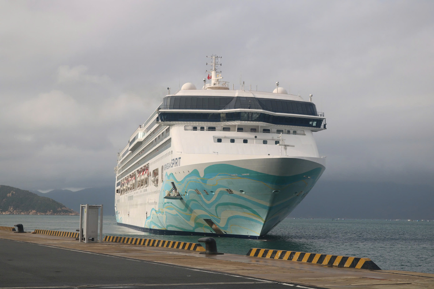 Tàu biển mang tên Norwegian Spirit cập Cảng quốc tế Cam Ranh sáng 26/2.