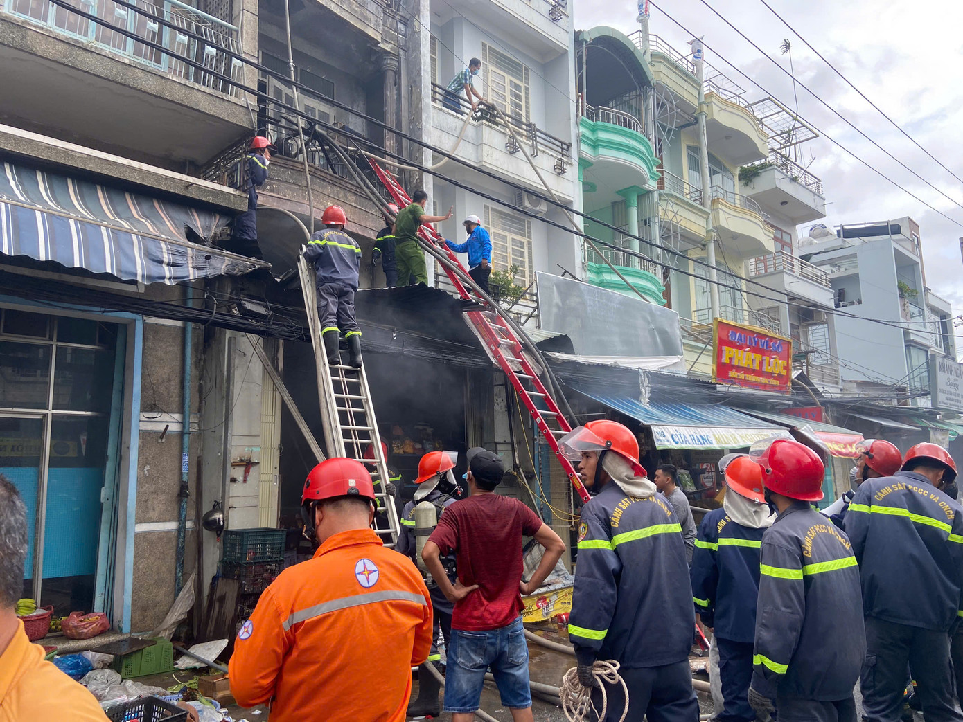 Căn nhà trên kinh doanh dịch vụ mai táng và tạp hóa.