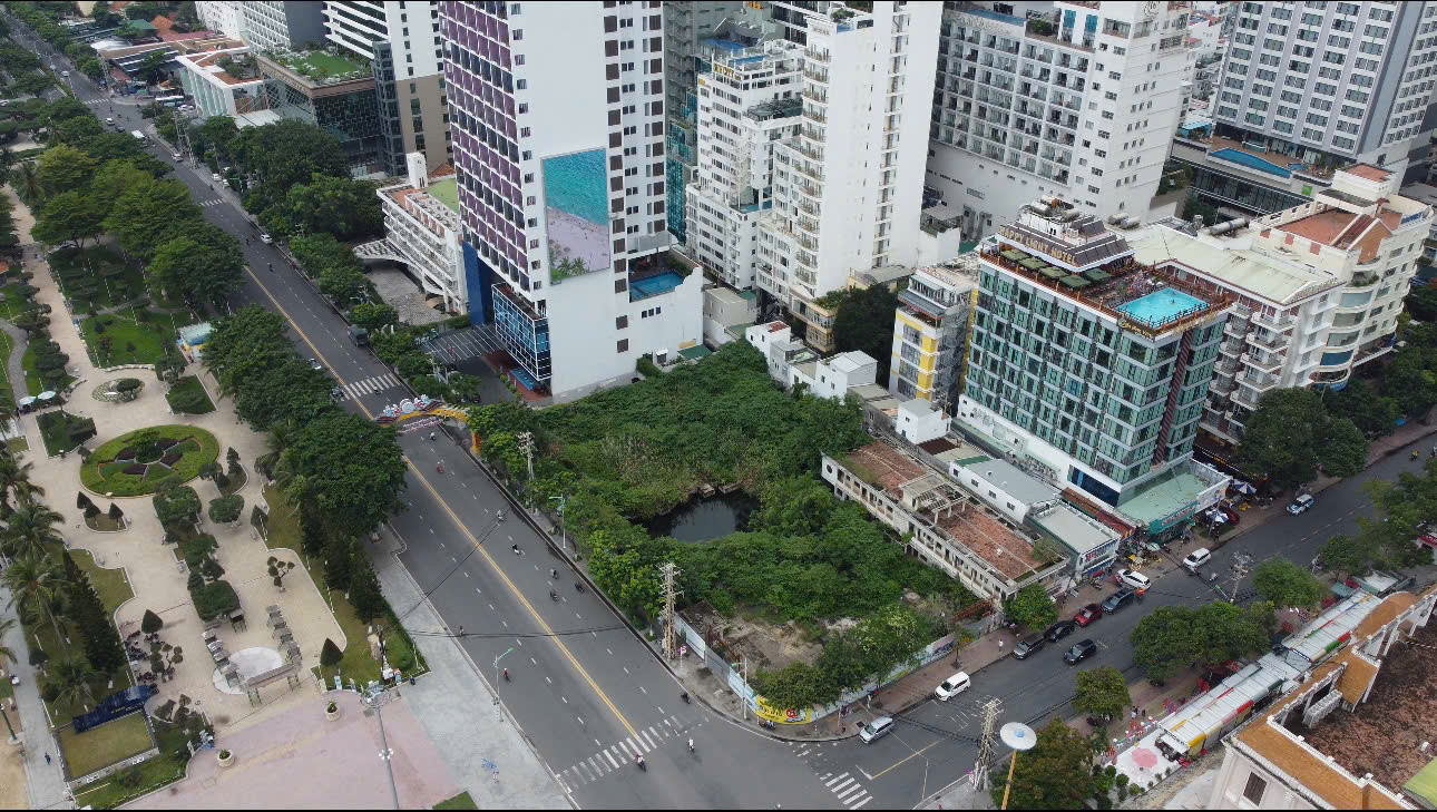Trong các khu đất được ví như “vàng”, “kim cương” hiện nay tại thành phố Nha Trang, đáng chú ý có khu đất đường biển bị bỏ hoang hơn 13 năm nay. Trong các khu đất được ví như “vàng”, “kim cương” hiện nay tại thành phố Nha Trang, đáng chú ý có khu đất đường biển bị bỏ hoang hơn 13 năm nay.
