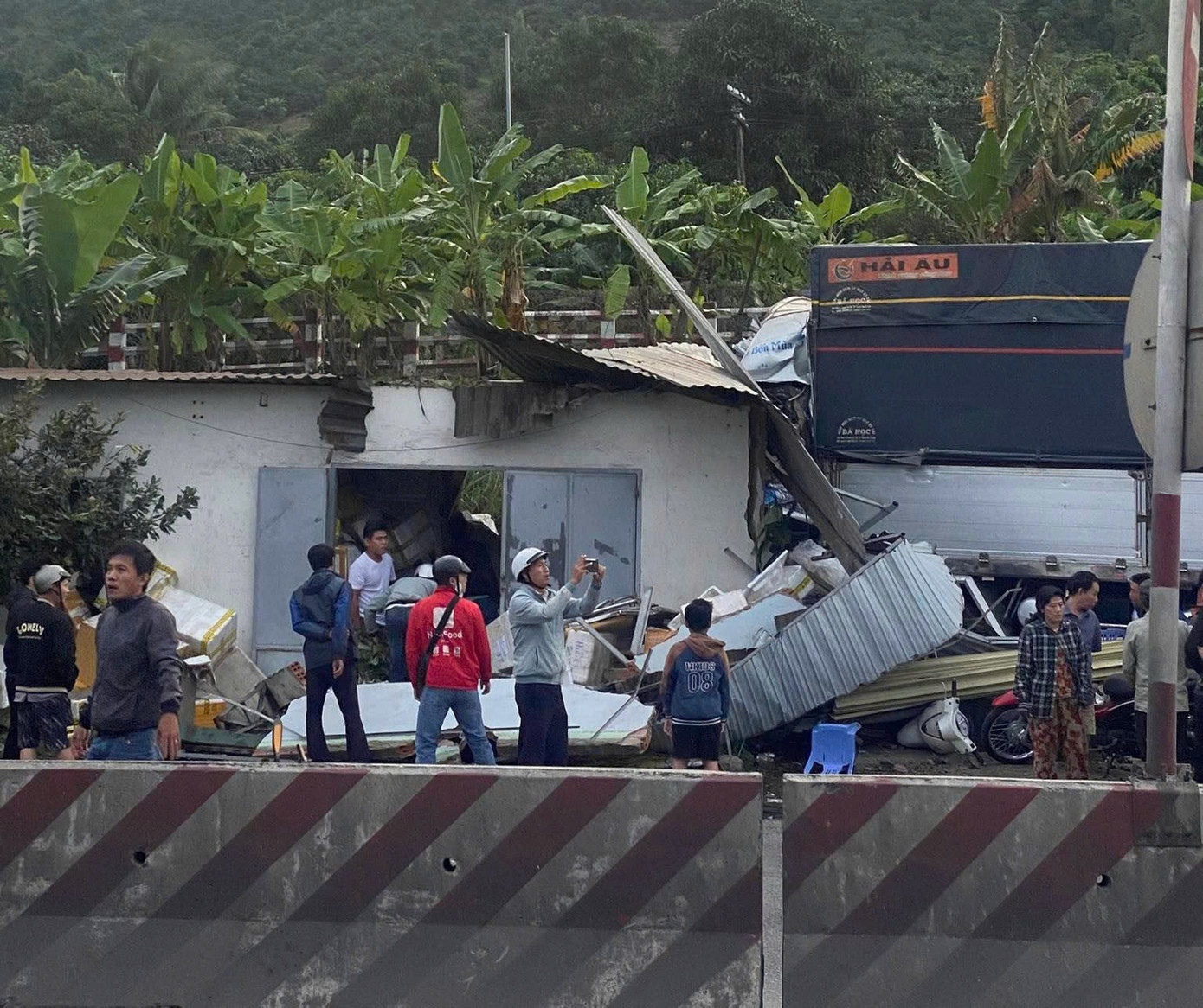 Ô tô biển số 47C-230.23 tông liên hoàn vào xe trên quốc lộ 1 cùng chiều khi rẽ hướng. Ảnh: M.T