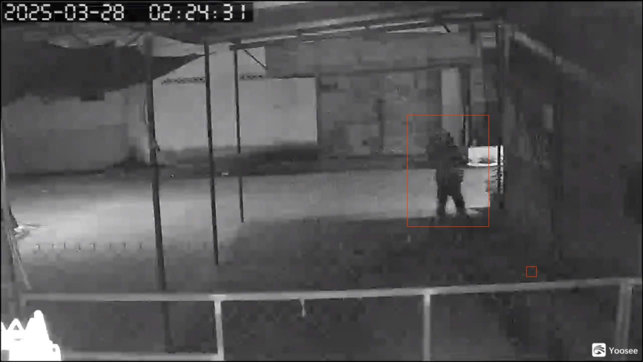 Camera giám sát ghi lại cảnh một người chạy khỏi hiện trường vụ cháy. Ảnh: Trích xuất camera