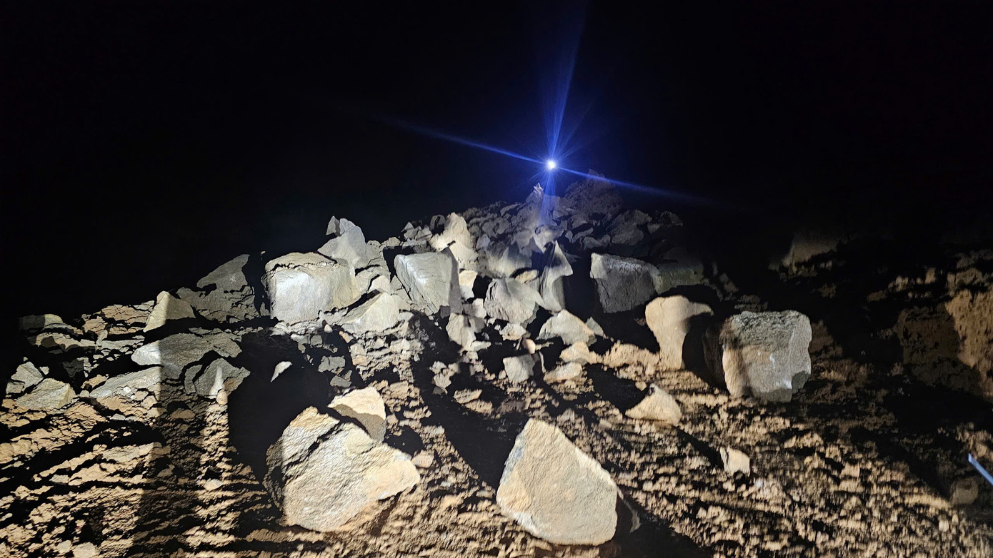 Đơn vị thi công đã nổ mìn phá vỡ thành công khối đá hơn 100 tấn trên đèo Khánh Lê. Đơn vị thi công đã nổ mìn phá vỡ thành công khối đá hơn 100 tấn trên đèo Khánh Lê.