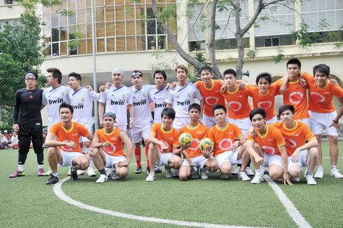 Hai đội chụp ảnh lưu niệm với nhau