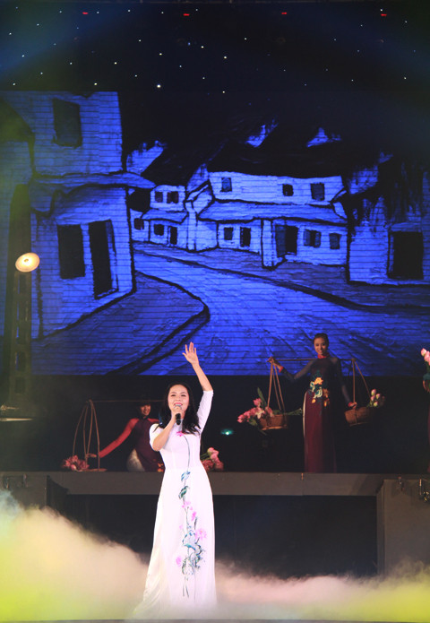 Ca sĩ Phương Linh hát về Hà Nội. Ảnh: Trường Phong