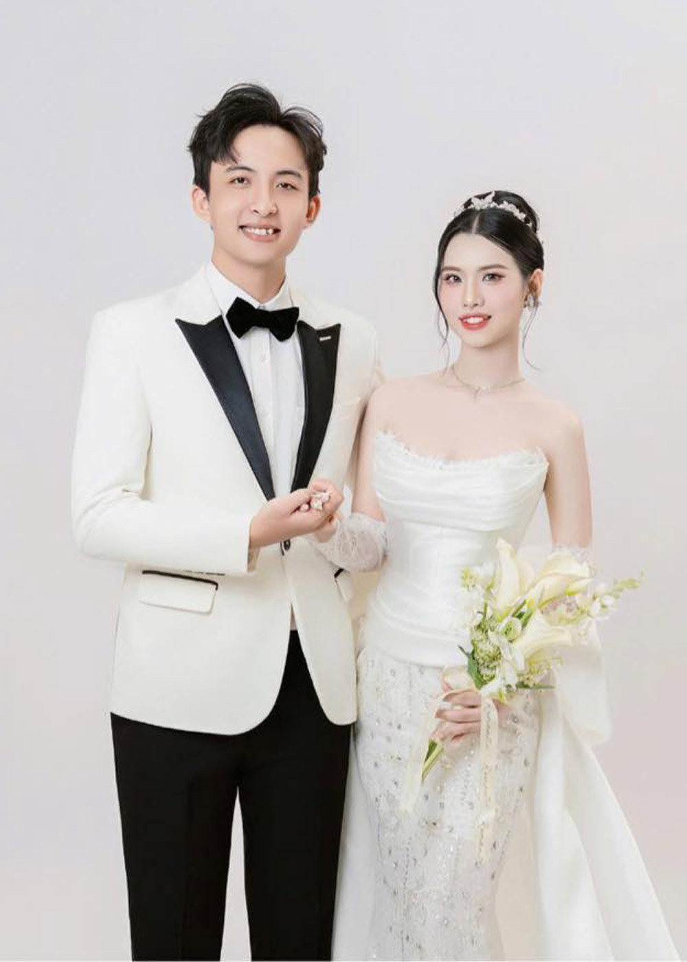 Vợ chồng Huỳnh Như (ảnh trái) và vợ chồng Trung Hậu (ảnh phải) có kỷ niệm đáng nhớ trong ngày cưới.