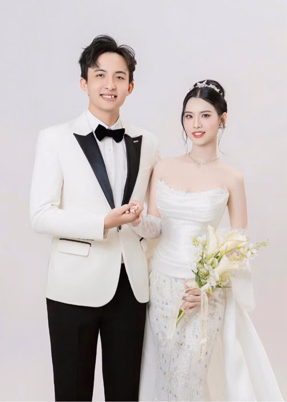 Vợ chồng Huỳnh Như (ảnh trái) và vợ chồng Trung Hậu (ảnh phải) có kỷ niệm đáng nhớ trong ngày cưới.