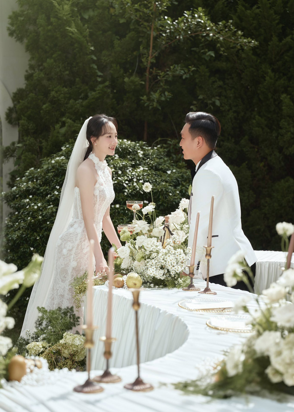 Vợ chồng Huỳnh Như (ảnh trái) và vợ chồng Trung Hậu (ảnh phải) có kỷ niệm đáng nhớ trong ngày cưới.