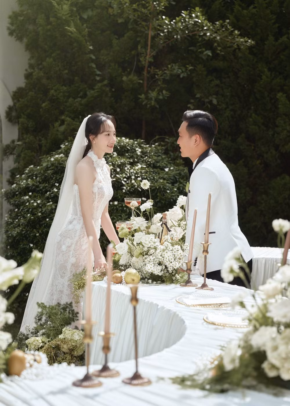 Vợ chồng Huỳnh Như (ảnh trái) và vợ chồng Trung Hậu (ảnh phải) có kỷ niệm đáng nhớ trong ngày cưới.