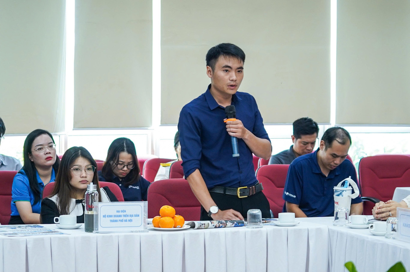 Anh Bùi Duy Ninh - kinh doanh thực phẩm hàng đông lạnh phường Giảng Võ, bày tỏ ý kiến tai buổi tọa đàm.