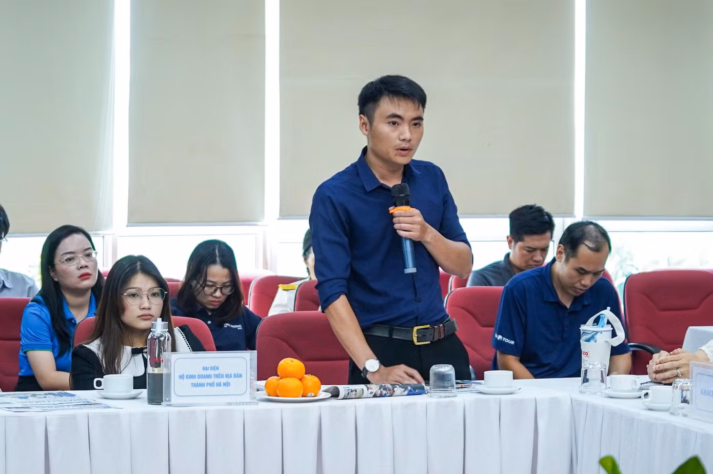 Anh Bùi Duy Ninh - kinh doanh thực phẩm hàng đông lạnh phường Giảng Võ, bày tỏ ý kiến tai buổi tọa đàm. Anh Bùi Duy Ninh - kinh doanh thực phẩm hàng đông lạnh phường Giảng Võ, bày tỏ ý kiến tai buổi tọa đàm.